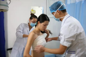 上海时光整形医院何晋龙医生做假体隆胸怎么样？附案例对比图