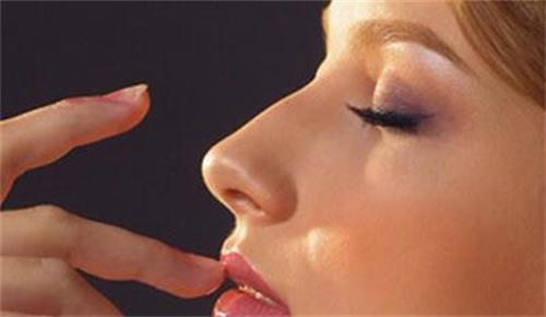 胶原蛋白隆鼻能维持多久？